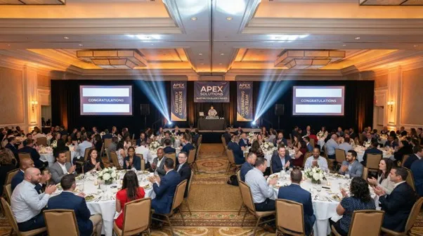 שני עולמות: פורמט קאמרי מול אירוע המוני